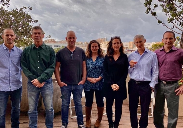 מימין לשמאל: עידו גלטנר, מייסד ומנכ"ל Arugga; אמיר נוי, מנכ"ל Metabolic Insights; הילה רום, מנכ"ל Makers – Venture Builders; עומרי בורל, מייסדת ומנכ"לית משותפת, טק פור גוד; ניר שמעוני, מייסד ומנכ"ל משותף, טק פור גוד; ד"ר דרור שליטין, מייסד ומנכ"ל PlantArcBio; ודותן בורנשטיין, מנכ"ל SaliCrop. צילום: כרמל סנדלר