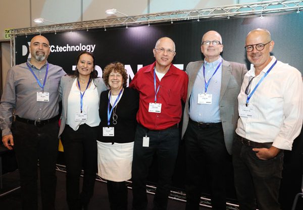 מימין: אלי גרינשטיין, מנהל מכירות DXC ישראל; נתן גביש, המנכ"ל היוצא של DXC ישראל; אלדד אילני, ADL Public Sector DXC; דיטה יזהר, מנהלת המגזר הציבורי ומ"מ מנכ"ל DXC ישראל; נטלי ליטמן, מנהלת תחום סרוויס נאו ב-DXC ישראל; ואיתן חמו, מנהל סאפ ב-DXC ישראל. צילום: ניב קנטור