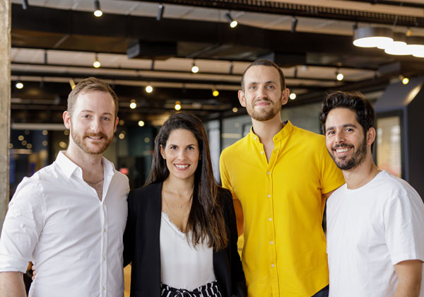 מימין: ליאור פרנקל, שותף בג'ולט, ושלושת מייסדי החברה - רועי דויטש, ניצן כהן ארזי ונדב לשם. צילום: עומר הכהן