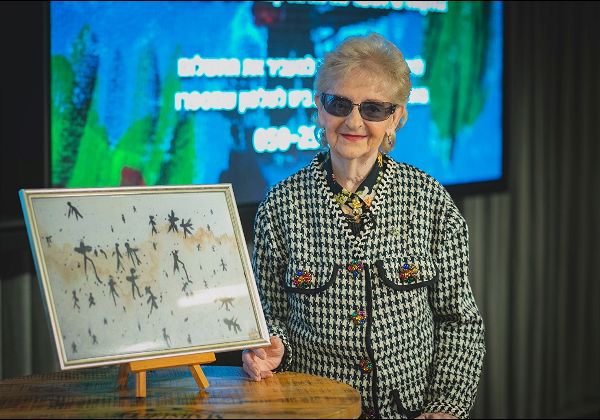 ז'ני רוזנשטיין, ניצולת שואה בת 84, שהציגה ומכרה את ציוריה במשרדי פייסבוק ישראל. צילום: ויקטור לוי