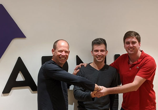 מימין: מייסדי ארמיס, נדיר יזרעאל ויבגני דיברוב, לצדו של גילי רענן, יו״ר ארמיס ומשקיע בה. צילום: הילה בר דוד