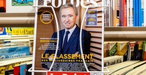 ברנרד ארנו, מנכ"ל ענקית מוצרי היוקרה LVMH, על שער המגזין פורבס מ-2018 כשהוכתר כאדם העשיר ביותר בצרפת. צילום אילוסטרציה: BigStock