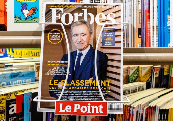 ברנרד ארנו, מנכ"ל ענקית מוצרי היוקרה LVMH, על שער המגזין פורבס מ-2018 כשהוכתר כאדם העשיר ביותר בצרפת. צילום אילוסטרציה: BigStock