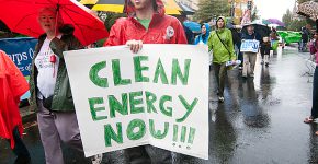 אקטיביסטים מפגינים בעד מעבר לאנרגיה ירוקה לפתרון משבר האקלים. צילום אילוסטרציה: BigStock