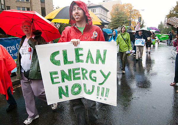 אקטיביסטים מפגינים בעד מעבר לאנרגיה ירוקה לפתרון משבר האקלים. צילום אילוסטרציה: BigStock