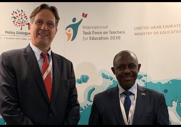 אורי בן ארי, נשיא ומייסד קרן אתנה, בפגישה עם שר החינוך של רואנדה בדובאי. צילום: יח"צ