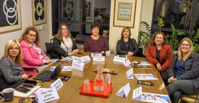 חלק מוועדת ההיגוי של פורום WIT החדש. משמאל: גילי שלזינגר, סמנכ"לית שיווק אורקל-יישומים; איריס נחשוני, מנמ"רית, אורמת; איריס לבנון, מנמר"ית, מת"ף; מיכל מרכוס, מנמ"רית, אל על; עידית חן, מנמ"רית, דואר ישראל; דורית שר, מנכ"לית, אקספריטי; עידית לסר, מנכ"לית, IT סולושנס. צילום: פלי הנמר