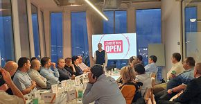 נדב יור, יועץ דיגיטל בכיר בשטראוס, מרצה למשתתפי השולחן העגול - מנהלים בכירים מהצד העסקי והטכנולוגי (מנכ"לים, מנמ"רים, מנהלי חדשנות ומנהלי טכנולוגיות) מארגוני אנטרפרייז מובילים. צילום: יח"צ