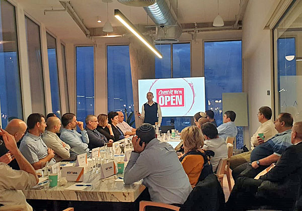 נדב יור, יועץ דיגיטל בכיר בשטראוס, מרצה למשתתפי השולחן העגול - מנהלים בכירים מהצד העסקי והטכנולוגי (מנכ"לים, מנמ"רים, מנהלי חדשנות ומנהלי טכנולוגיות) מארגוני אנטרפרייז מובילים. צילום: יח"צ