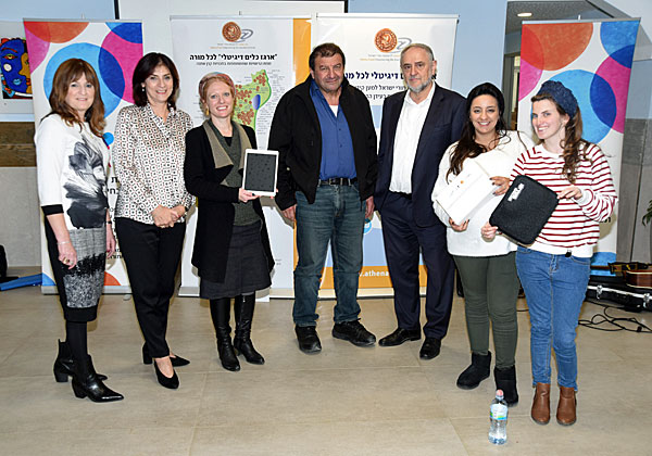 מימין: מוריה אשתיקר וסתוונית הלל, מורות בבנימין רוטמן מגשימים; רוברט זינגר, יו"ר אלומות אור; דני חיים, מנהל חוות הנוער הציוני; חגית רוזנהיים, מנהלת ביה"ס; דפנה תמיר, מנהלת התכניות באתנה; ואתי בלעיש, סניף הסתדרות המורים בי-ם. צילום: אמיר אלון