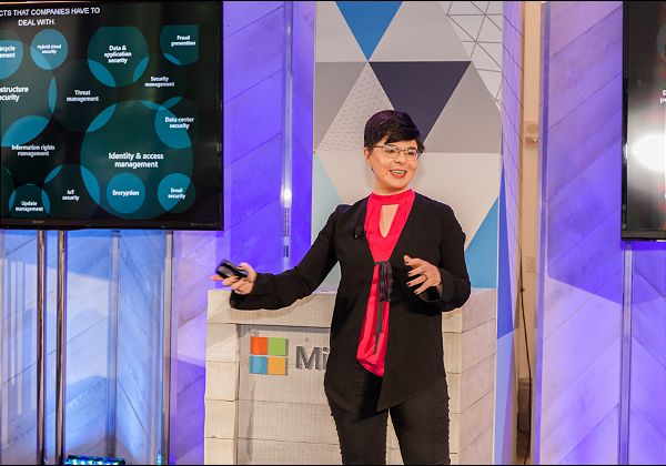 דיאנה קלי, מנהלת הטכנולוגיות הראשית וארכיטקטית ראשית לתחום הגנת הסייבר במיקרוסופט העולמית. צילום: יח''צ מיקרוסופט