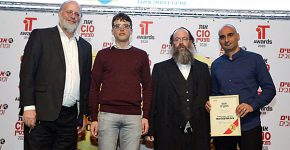 אנשי בית החולים לניאדו על הבמה. מימין: אסף שעשוע, מנהל הפרויקט; הלל ישראלי וחיים נוימן, מפתחים; ונתן דיסלדורף, מנמ"ר. צילום: ניב קנטור