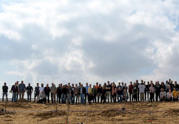 העובדים והשתילים שהם נטעו ליד פארק ההיי-טק גב ים נגב בבאר שבע. צילום: סרגיי קוסיאגין