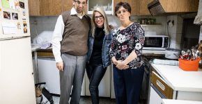 מימין: הילה גולדברג, הילה פלדמן גרא, מנהלת מחלקת השיווק ודוברת הכשרה חברה לביטוח, ואבי דנגור. צילום: מיכה לובטון