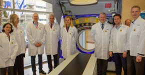 דייב ואן דן ניוונהוף, משרד החוץ ההולנדי; פרופ' טון בקס, אוניברסיטת איינדהובן; מרק הנגסטמן, משרד החוץ ההולנדי; דורון בר-נתן, מנכ"ל מרכז הפיתוח של פיליפס בישראל; סיגריד קאח, שרת הסחר הבינלאומי של הולנד; הנס דוקטר, שגריר הולנד בישראל; יאן-וילם סחייחרונד, פיליפס; בריגיטה טזלאר, משרד החוץ ההולנדי; וד"ר אפרת שפר, נשיאת פיליפס ישראל. צילום: חרט ואן קסטרן