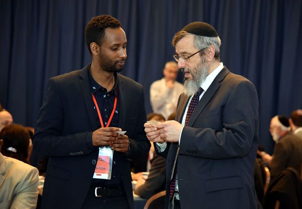 הרב אליהו דורדק, יזם ומייסד שנן לי, עם נציג שגרירות אתיופיה בישראל. צילום: יוגב כהן