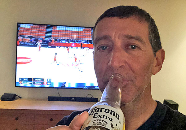 רפי שקולניק, מנכ"ל אוויה ישראל, מתמודד עם קורונה - הבירה, לא הנגיף. צילום עצמי