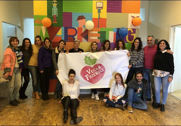 עובדי חברת אקסטרה מייל עם תו ויגן פרנדלי. צילום: דניאל שני