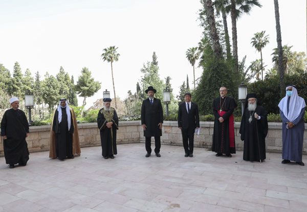 המנהיגים הדתיים בתפילה, בשבוע שעבר במלון המלך דוד בירושלים. צילום: נעם ריבקין פנטון