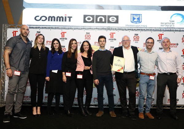 מימין: אלכס סניטקובסקי, מנכ"ל, Comm-IT תוכנה; יונתן ליקורמן, מנהל פרויקטים בחברה; רון ערמון, ראש תחום בכיר ליישומים במשרד רה"מ; אורי דאובר, ראש ענף באגף ממשלה וחברה במשרד רה"מ; מורן זולברג, מנתחת מערכות בוואן; רויטל חכמו, מנהלת תחום Dynamics/CRM/Digital בחברה; יעל נהרי, מנהלת פרויקטים במשרד רה"מ; גלית אורן, ראשת צוות יישומים במשרד רה"מ; וערן שחר, ראש צוות סיסטם במשרד רה"מ. צילום: ניב קנטור