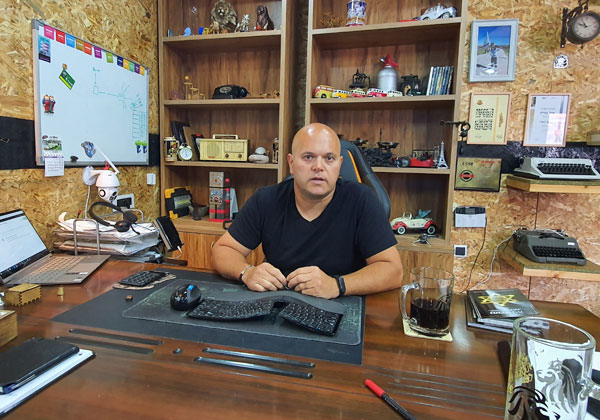 אריה הסייבר, אייל עסילה, במאורת האריה שלו במושב שדה עוזיאל. צילום: פלי הנמר