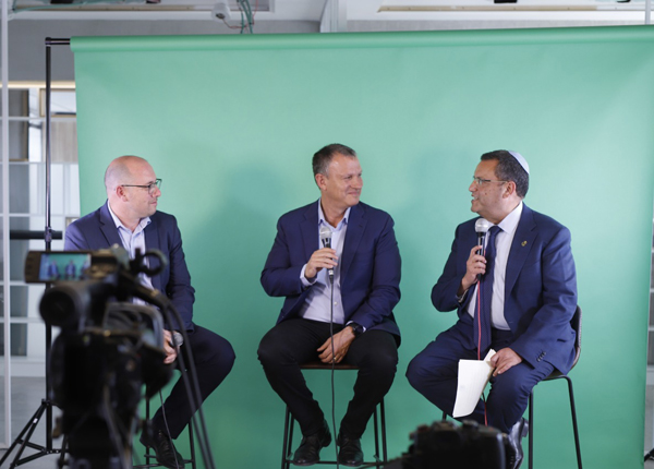 באירוע ההשקה. מימין: משה ליאון, ראש עיריית ירושלים, אראל מרגלית, מייסד ויו"ר קרן JVP, ואהוד גולדברג, מנכ"ל אסטראזניקה ישראל. צילום: יח"צ