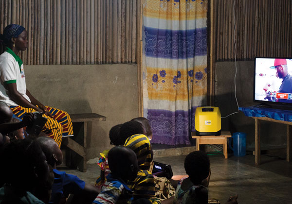 תושבים במערב אפריקה צופים בתיעוד של ביצוע הפרויקט. צילום: יח"צ