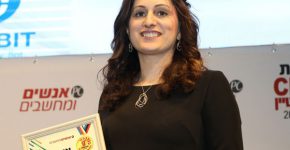 רותי מרגלית, מנכ"לית ממביט, עם אות הוקרה שהחברה קיבלה בטקס IT Awards. צילום: יח"צ