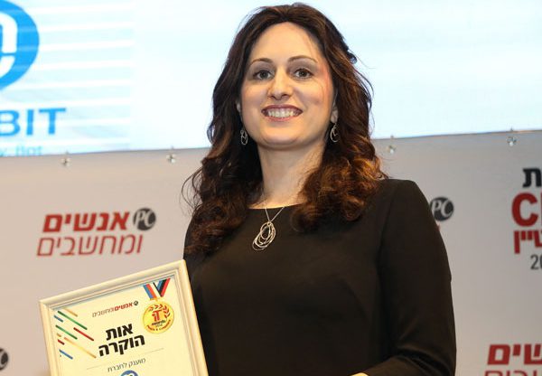 רותי מרגלית, מנכ"לית ממביט, עם אות הוקרה שהחברה קיבלה בטקס IT Awards. צילום: יח"צ