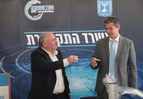 מרימים כוסית לחיים בטקס חילופיהשרים: מימין, יועז הנדל, שר התקשורת החדש, ודוד אמסלם, שעובד לתפקיד לשר המקשר בין הממשלה לכנסת. צילום: יוסי זמיר