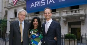 במרכז, המנכ"לית ג׳יישרי אולאל; מימין: קן דודה, ממייסדי החברה וה-CTO, שנכחו במפגש הלקוחות הישראלים. משמאל: אנדי בכטולסהיים, ממייסדי החברה, מפתח ראשי ויו"ר (מבכירי מייסדי סאן (SUN) בעברו). צילום: יח"צ