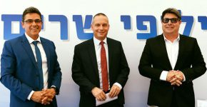 רן בר, מנכ"ל משרד המדע והטכנולוגיה (משמאל), עם השר הקודם, אופיר אקוניס, והשר הנוכחי, יזהר שי. צילום: חורחה נובומינסקי, לע"מ