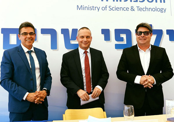 רן בר, מנכ"ל משרד המדע והטכנולוגיה (משמאל), עם השר הקודם, אופיר אקוניס, והשר הנוכחי, יזהר שי. צילום: חורחה נובומינסקי, לע"מ