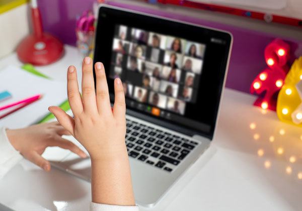 כאן להישאר. מפגשי וידיאו בזום. צילום אילוסטרציה: BigStock