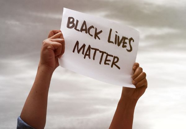 עוד ועוד התגייסות מטעם ענקיות הטכנולוגיה. מחאת "חיי השחורים חשובים". צילום: BigStock