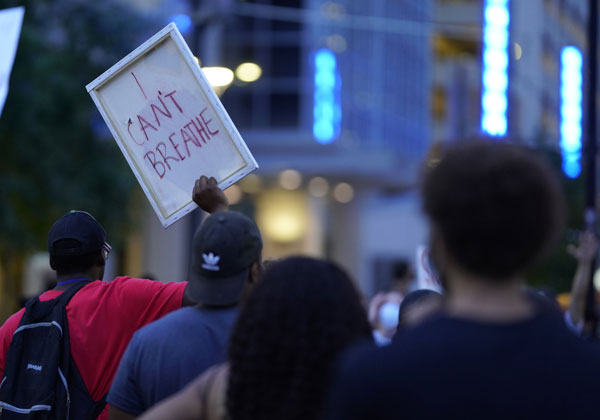 הפגנה ביוסטון נגד הגזענות ובעקבות רצח ג'ורג' פלויד. צילום: BigStock
