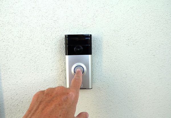 מגבירים את החשדנות נגד שחורים? פעמון ומצלמת רינג החכמים. צילום: BigStock