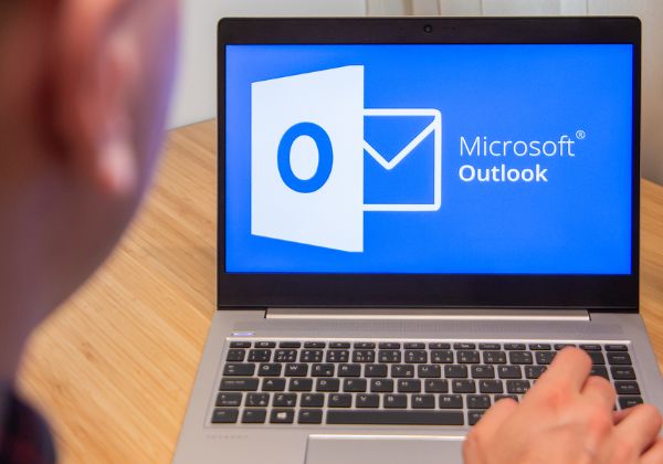 על הכוונת של הרוסים. אאוטלוק ואופיס של מיקרוסופט. צילום אילוסטרציה: BigStock