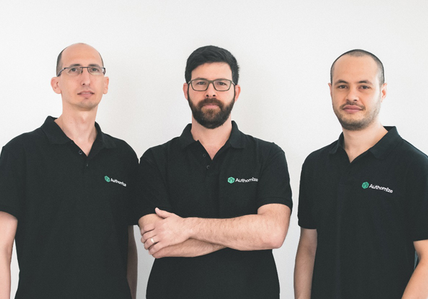 מייסדי אוטומייז. מימין: סמנכ״ל המחקר והפיתוח, רון ליברמן, סמנכ״ל הטכנולוגיות, גל דיסקין, מנכ״ל החברה, דותן בר-נוי. צילום: יח"צ