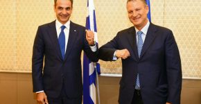 מימין: היזם ויו"ר קרן JVP, אראל מרגלית, וראש ממשלת יוון, קיריאקוס מיצוטקיס. צילום: דנה לוי