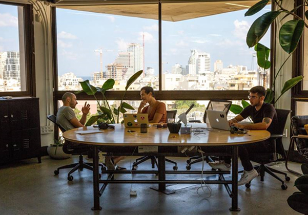 לעבוד בריסקיפייד מול הנוף של תל-אביב. צילום: שרל'ה גור לביא