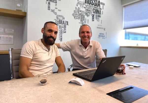 מימין: אדר מרוז מנהל מכירות Exclusive Networks IL, וזאב הופמן, מנהל מכירות אלוט בישראל. צילום: יח"צ