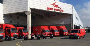 משאיות חונות במרכז הסחר המקוון של דואר ישראל. צילום: דוברות דואר ישראל