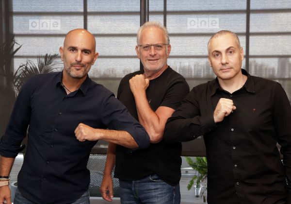 מימין לשמאל: רונן גבאי, מנהל טכנולוגיות ראשי, יוביטיק; עדי אייל, מנכ"ל וואן טכנולוגיות; צחי אסיף, מנכ"ל יוביטק. צילום: פז בר