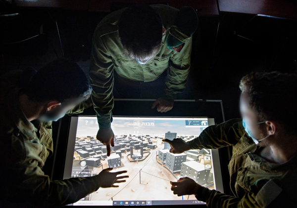 מתכננים את המבצע. צילום: דובר צה"ל