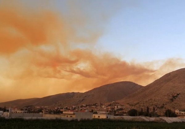 עשן הפיצוץ בביירות נראה למרחוק. צילום: חוסיין סעיפי, מתוך ויקיפדיה