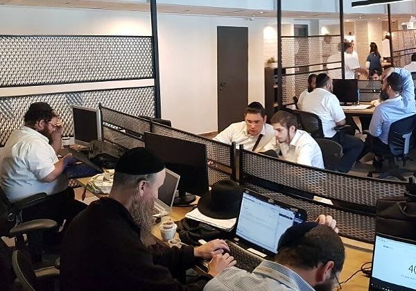 סטארט-אפיסטים חרדים במתחם ביזמקס. צילום: יח"צ