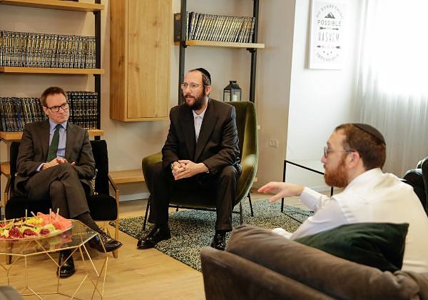 שגריר בריטניה בישראל בשיחה על סטארט-אפים חרדים עם איציק קרומבי מנכ"ל ביזמקס. צילום: אפי גרינוולד