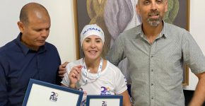 יגאל פדאל ואלון כהן מעניקים את אות ההקרהלנטלי גבאי (במרכז) צילום: יח"צ