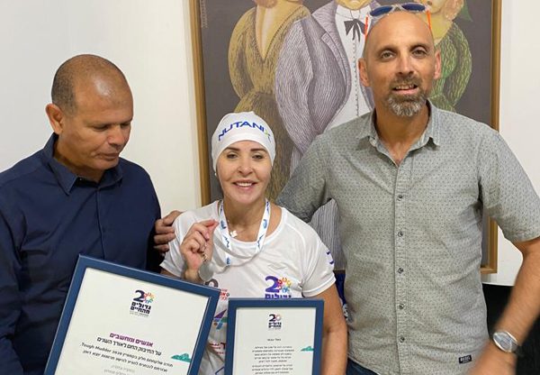 יגאל פדאל ואלון כהן מעניקים את אות ההקרהלנטלי גבאי (במרכז) צילום: יח"צ